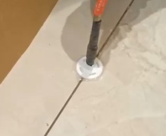 常州市瓷砖空鼓维修公司专业解答瓷砖在铺贴过程中，如果没有涂抹均匀到位的粘结材料（如水泥砂浆或瓷砖胶），可能会导致以下问题