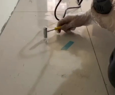 常州市瓷砖开裂维修公司专业分享瓷砖在铺贴前如果没有沥干水分，将会导致以下问题